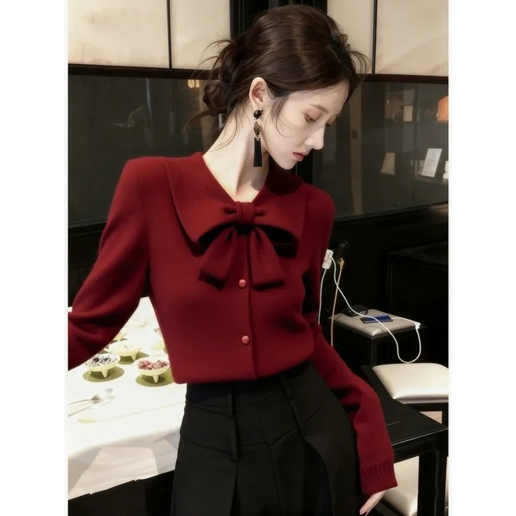 高级感酒红色蝴蝶结领针织衫女2025秋季新款软糯独特漂亮掐腰毛衣