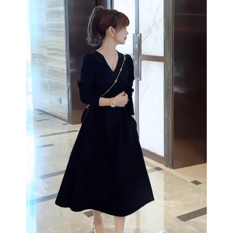 今年流行漂亮连衣裙2025新款女秋冬季高级感显瘦v领中长裙赫本风