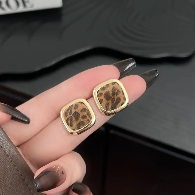 铜合金耳饰 秋冬复古豹纹方块耳钉女小众设计感百搭精致耳环耳饰