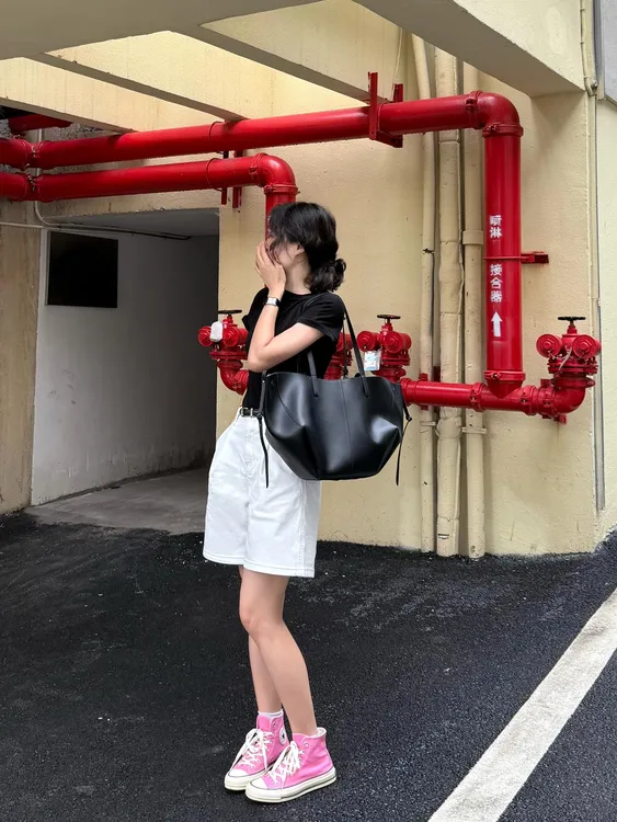 夏季新款洋气衣服女黑色正肩气质打底衫法式通勤高腰宽松短裤套装