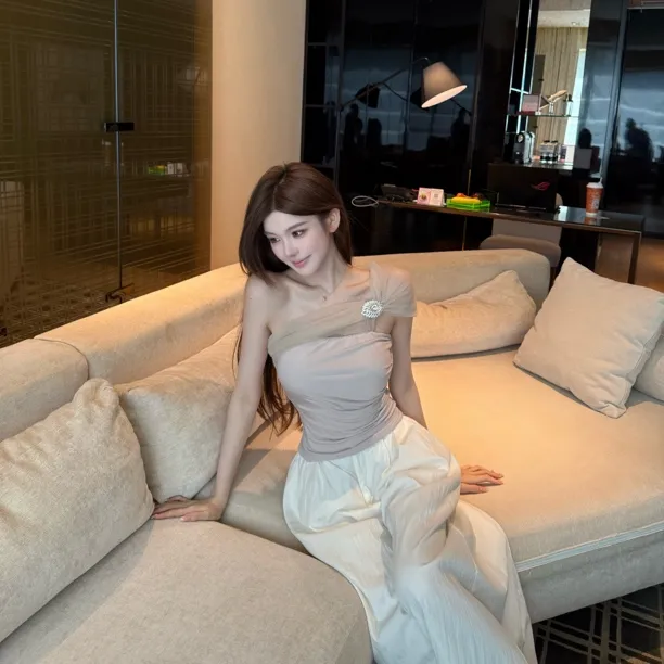 FAY【燕麦拿铁】辣妹性感定制胸针网纱斜肩上衣半裙套装