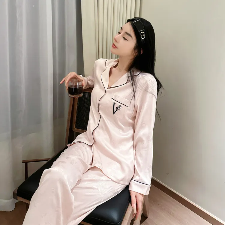 春秋季女士长袖睡衣高级感维密同款人字纹甜美显瘦带胸垫家居服