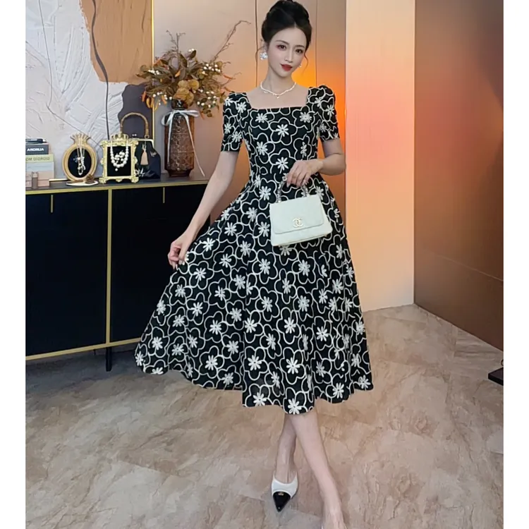 【花园秘境】夏季黑色连衣裙气质显瘦时尚长裙收腰绣花法式方领裙子