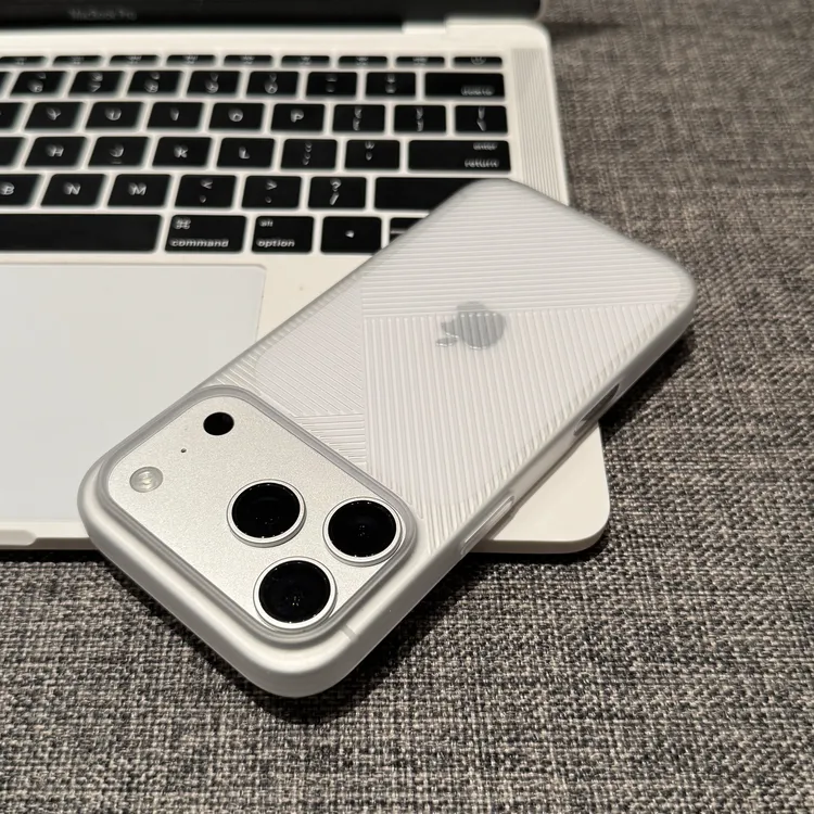 飞虎胜轻奢几何条纹适用iPhone17promax手机壳华为P70小米17半透