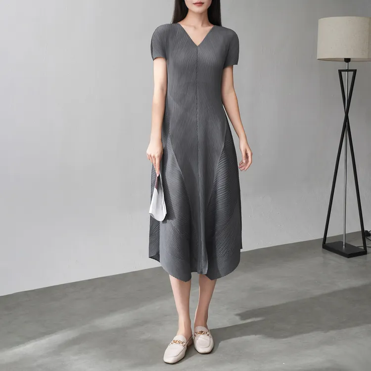 女装连衣裙女夏a字裙遮肚高级感减龄显瘦短袖褶皱裙子洋装