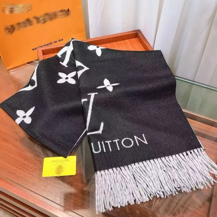 时尚经典字母不起球百搭双面围巾围脖冬季保暖加厚米色包心纱披肩