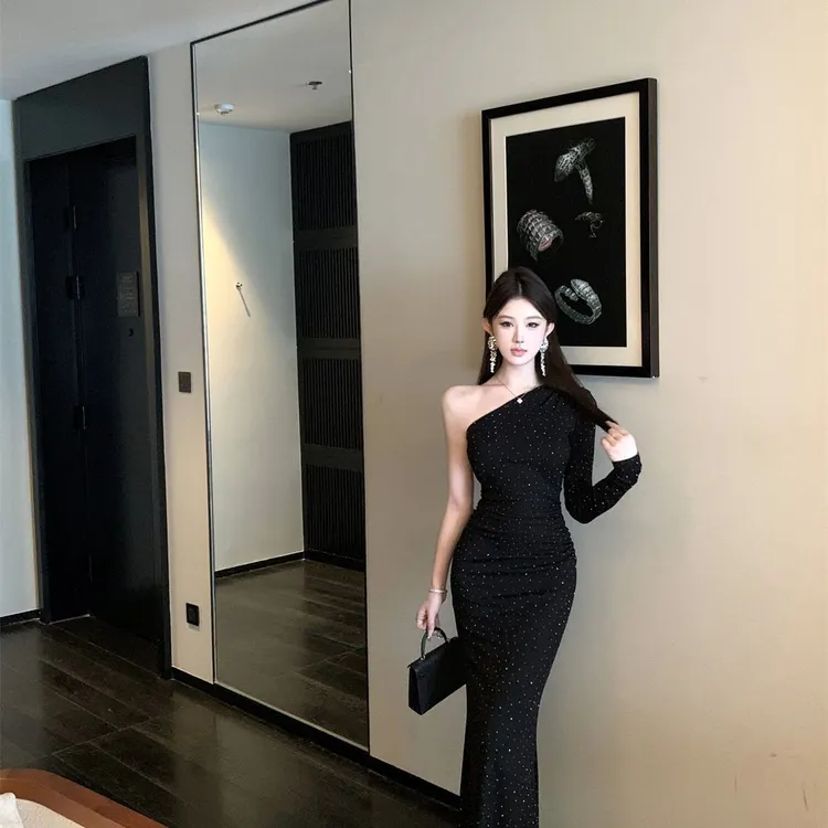 轻奢名媛风气质高级感斜肩烫钻连衣裙露肩紧身显瘦时尚包臀长裙