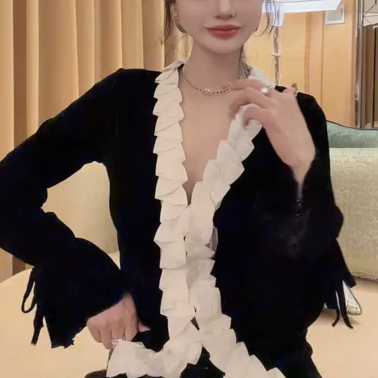 法式复古V领系带喇叭袖收腰花边衬衫百搭显瘦纯欲上衣冬季黑色