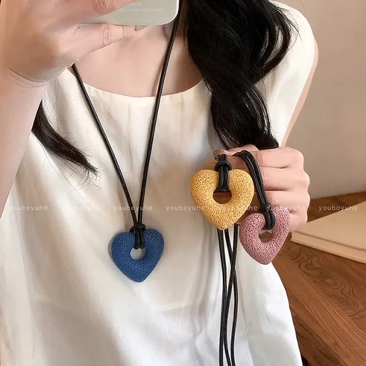 非金属皮质项链 韩国博主镂空爱心吊坠长款项链女气质ins风锁骨链