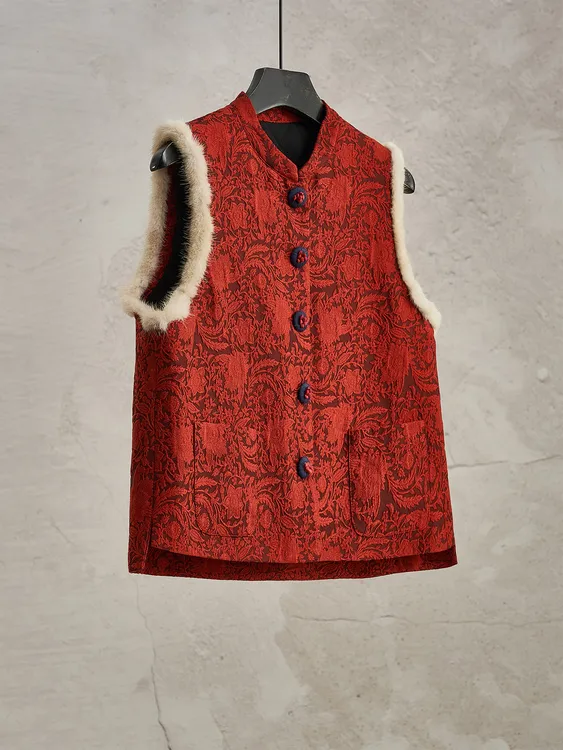 2025年冬季新中式红色提花马甲女复古花朵盘扣毛边装饰拜年服外套