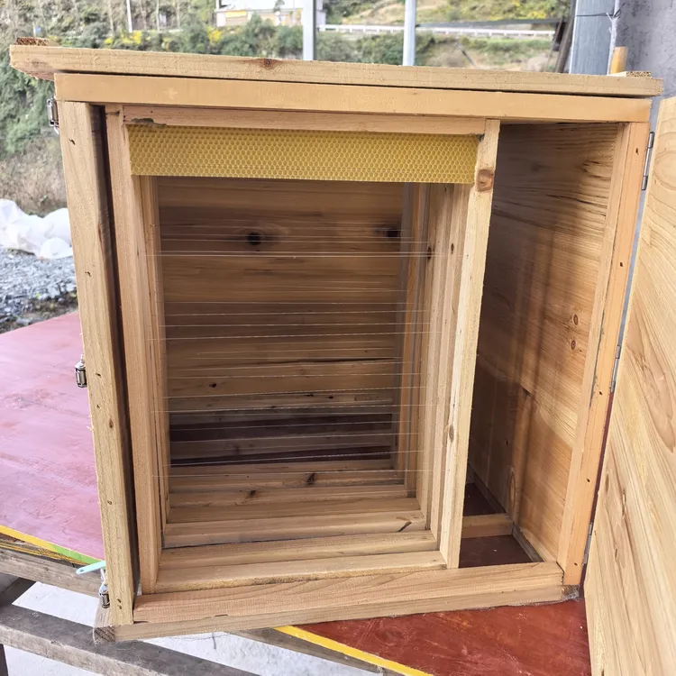 颠倒巢框。中蜂巢框快速繁蜂养蜂