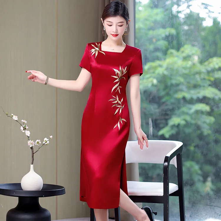 年新款妈妈婚宴礼服喜婆婆红色醋酸连衣裙日常小个子改良旗袍