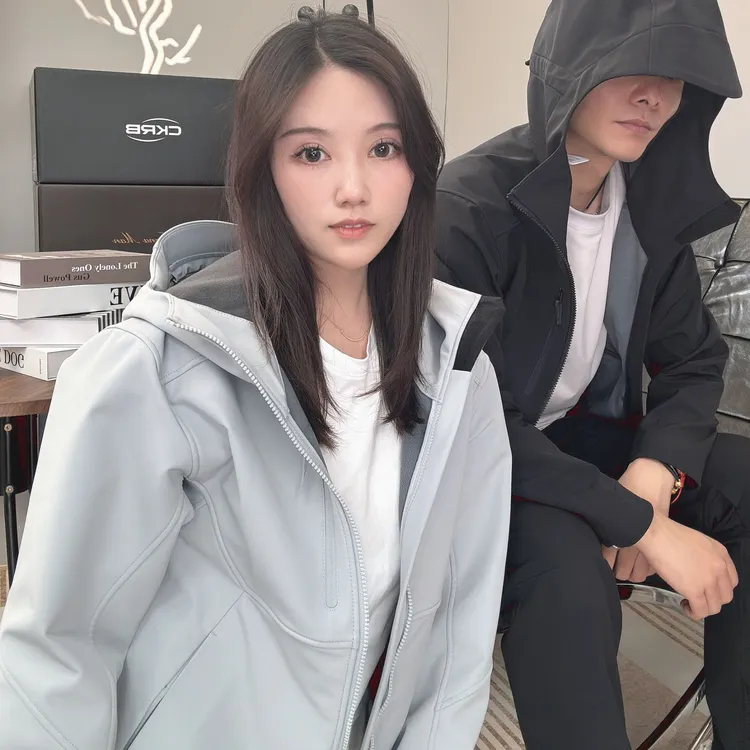 镇店高端男士都市户外软壳冲锋衣情侣连帽外套男女防风保暖夹克潮