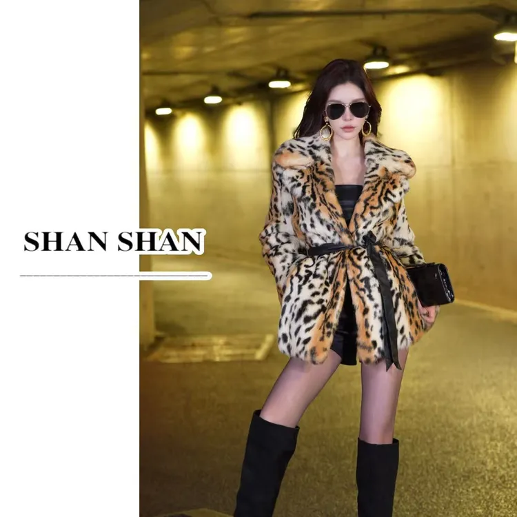 SS姗姗 秋冬时尚獭兔毛金色大翻领中长皮草外套女 51270552-3100