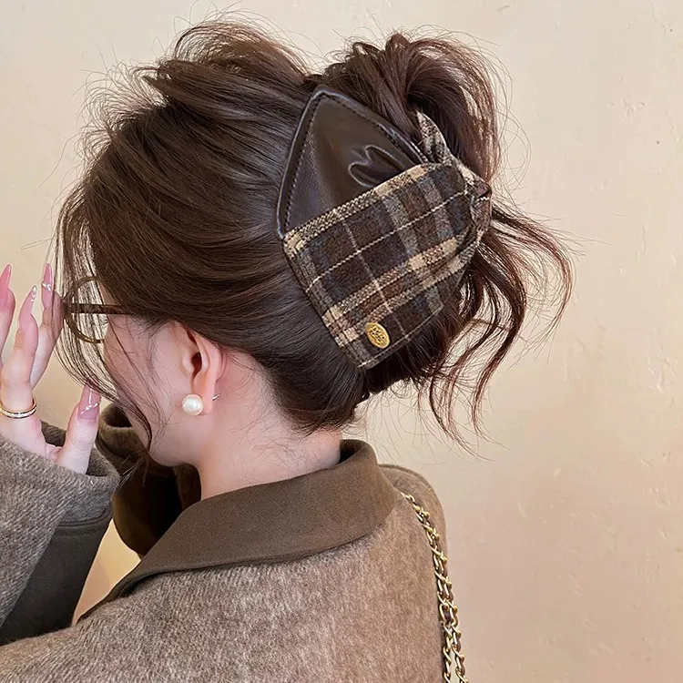 格纹三角抓夹女高级感2025新款后脑勺盘发大号鲨鱼夹发卡秋冬头饰