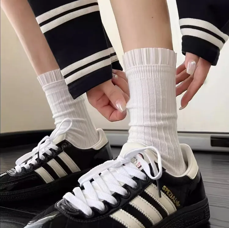 黑白双色立体褶皱精梳棉纯色设计师款潮流女袜