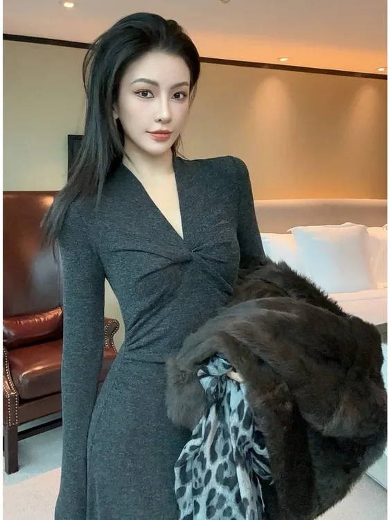 法式气质针织V领长袖收腰连衣裙女2025秋冬新款修身显瘦大摆长裙