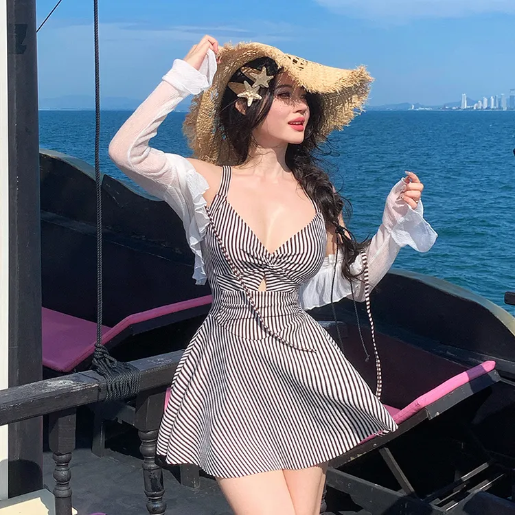 大码胖mm性感条纹连体泳衣女两件套V领罩衫高级感度假泡温泉泳装