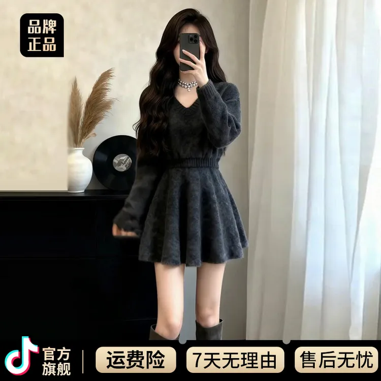 2025新款灰色v领针织长袖连衣裙子女秋冬季气质收腰内搭毛衣短裙