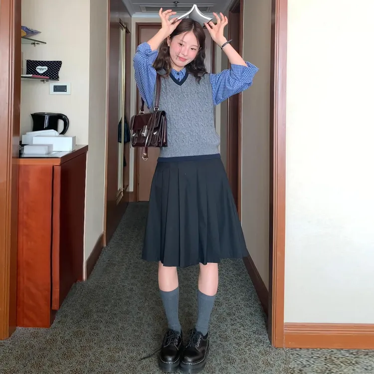 早秋减龄一整套穿搭女韩系学院风宽松马甲格纹衬衫百褶半身裙套装