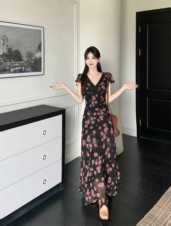 大码高级感玫瑰印花长裙气质优雅V领小飞袖显瘦收腰连衣裙