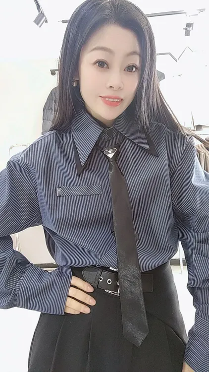 蓝白条个性领带衬衣