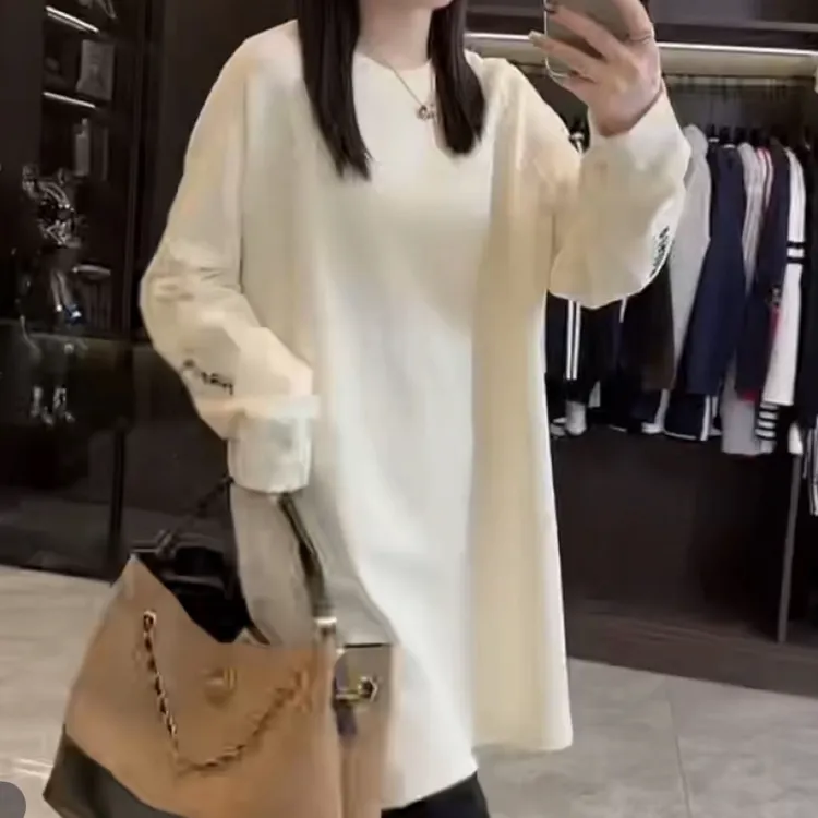 【茜甜】袖子字母刺绣擦肩圆领藏肉显瘦侧开衩女潮极简