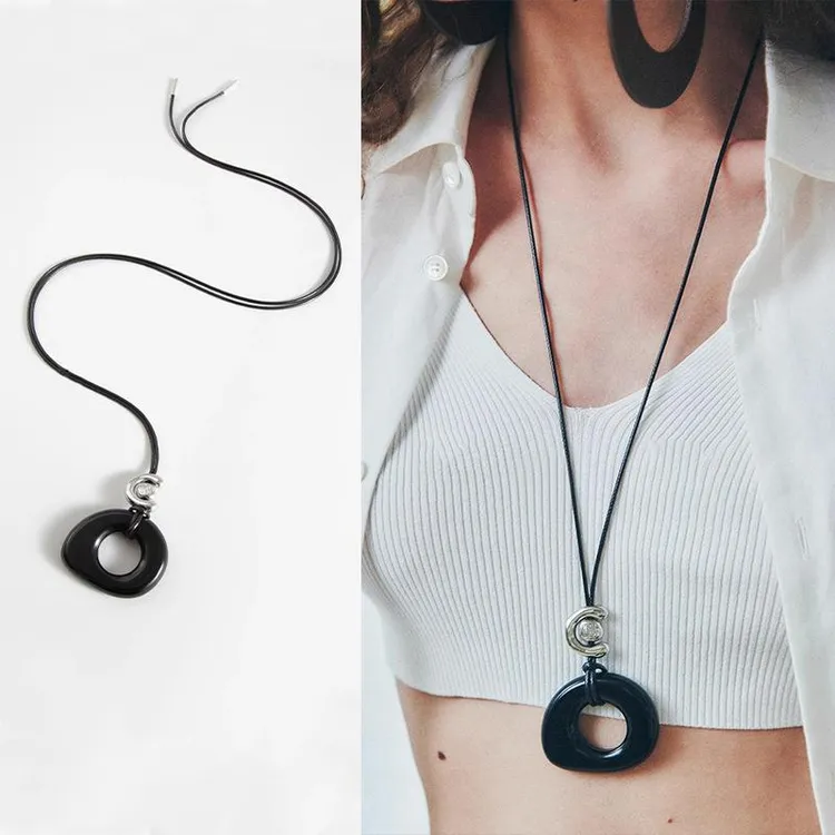 钛钢锆石项链 树脂镂空圆形皮绳项链民族风复古吊坠简约设计新款