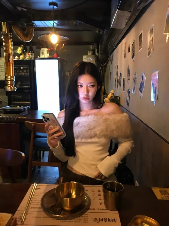 小众辣妹一字肩毛毛领拼接长袖T恤女秋冬新款修身显瘦短款上衣ins