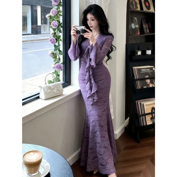 2025秋冬新款辣妹蕾丝收腰长裙轻熟风气质性感V领飘带连衣裙