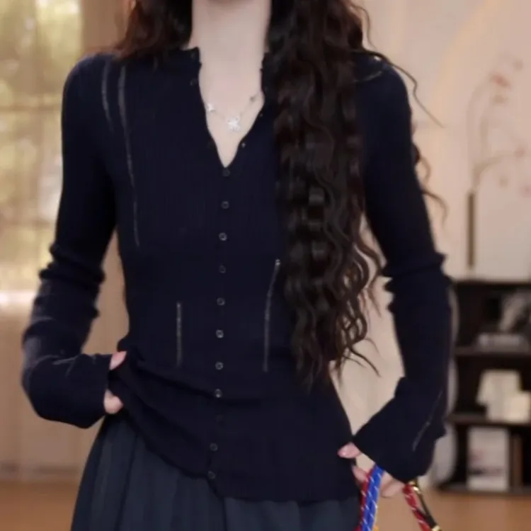 秋季2025年新款设计感蕾丝韩系穿搭v领长袖针织T恤女拼接甜美上衣