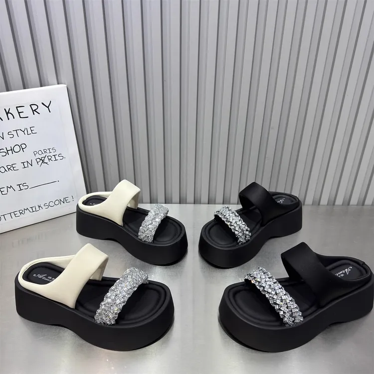 时尚水钻坡跟厚底凉拖鞋女夏外穿2025新款增高沙滩露趾一字拖凉鞋