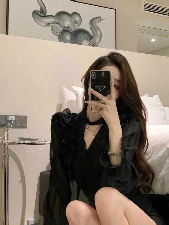 超好看法式气质设计感小衫2025秋季新款修身显瘦舒适减龄上衣女