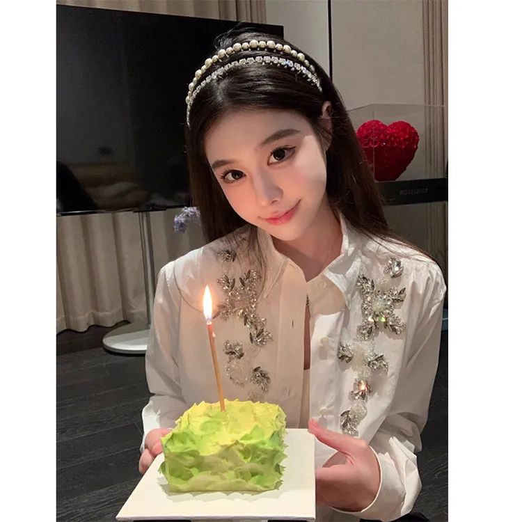 早秋风钉珠短款白色修身衬衫上衣女重工镶钻百搭休闲衬衣