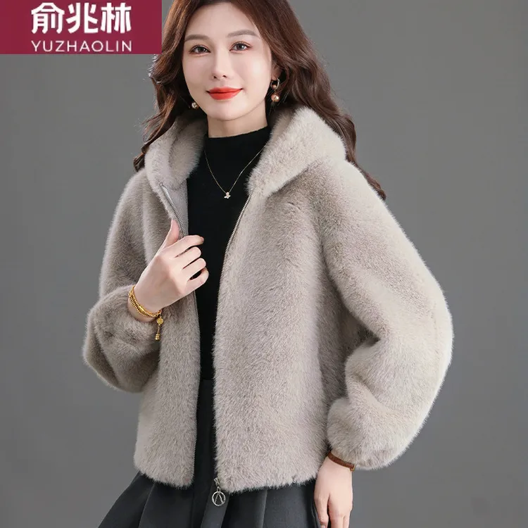 俞兆林妈妈装秋冬仿水貂绒仿皮草大衣短款中老年女装高级感连帽洋