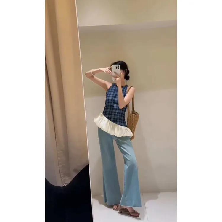 MARIE.COCO韩系格纹不规则花苞挂脖吊带上衣搭配微喇牛仔裤两件套