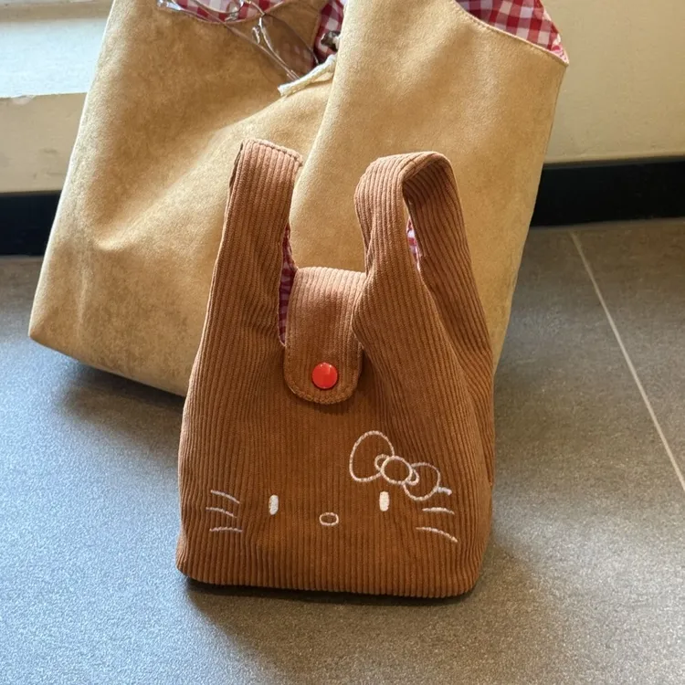 ZY秋冬可爱美拉德kitty菜篮子手腕包化妆包通勤外出杂物包收纳包