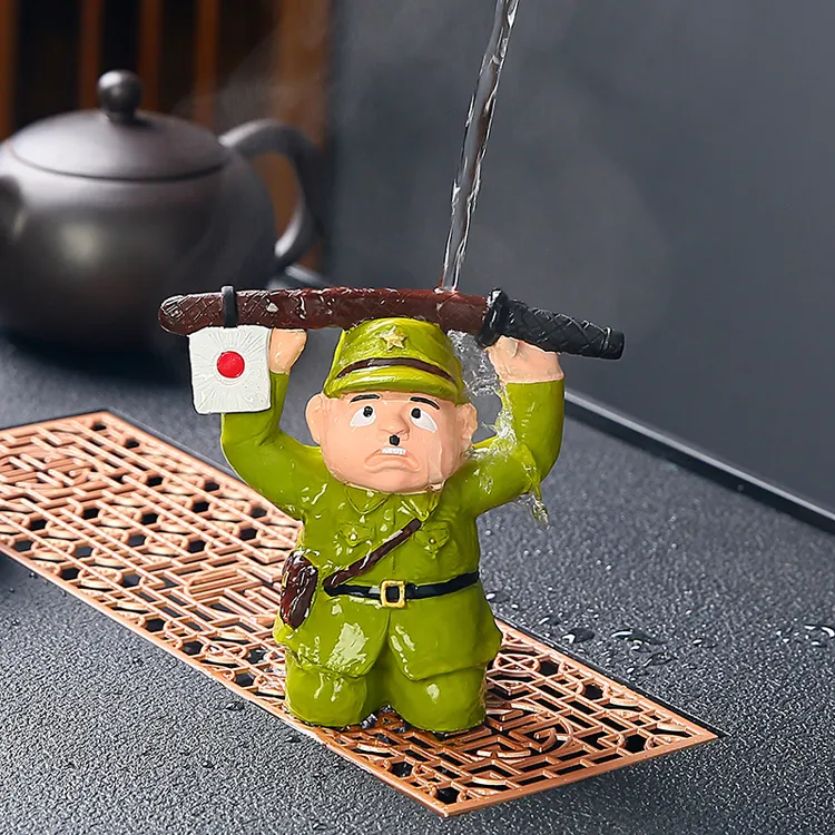 变色茶宠摆件日本人下跪投降茶玩茶桌茶盘装饰品茶具配件精品摆件