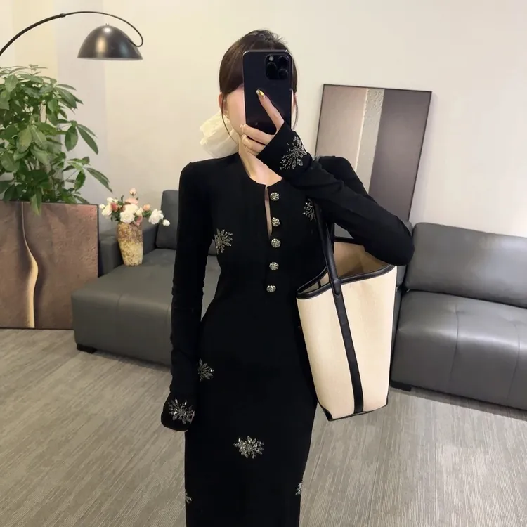 2025秋季新款亮闪闪烫钻高级感V领长袖黑色连衣裙设计感显瘦气质