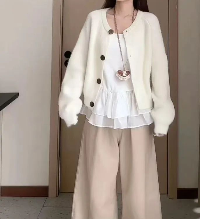 大码软糯针织开衫搭配可爱白色背心与垂感休闲裤套装