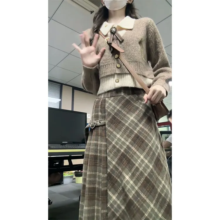 2025秋季新款女韩系穿搭假两件长袖毛衣上衣设计感高腰格纹半身裙