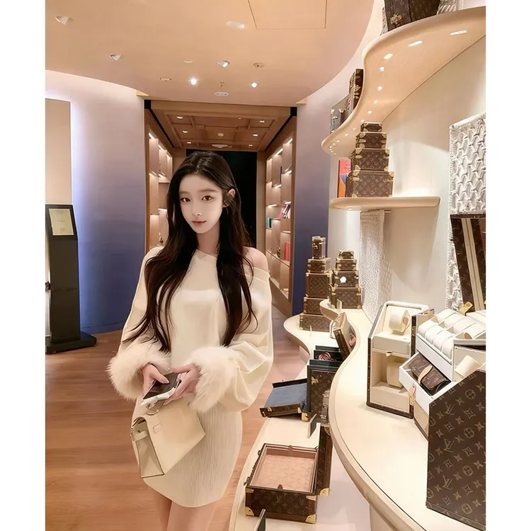 一字肩针织连衣裙女秋冬毛毛袖口高级感气质纯欲性感露肩包臀裙子