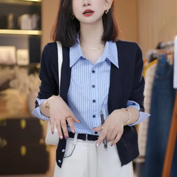 2025早秋新款女蓝色条纹衬衫时尚洋气减龄宽松假两件针织衫上衣