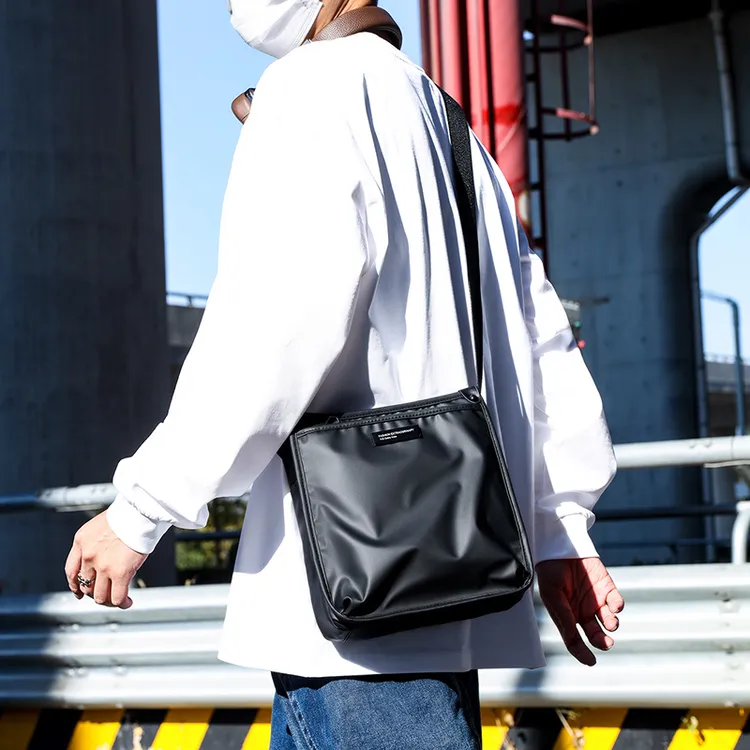 韩版男包单肩包斜挎包学生休闲邮差包横款方形时尚质感光面大容量