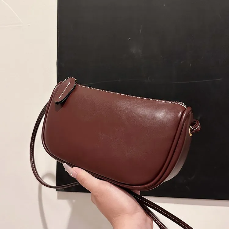 爆款季2025新款休闲百搭斜挎包纯色休闲百搭饺子包简约质感手机包