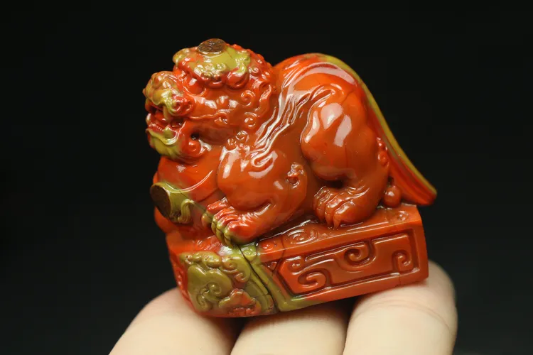 天然原矿包浆南红精雕唐狮把件小摆件印章50.7g
