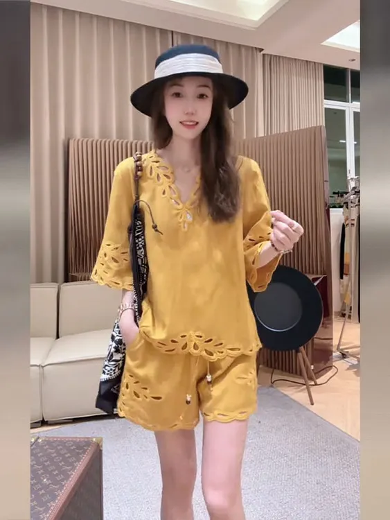 2025超火夏装一整套海边度假风穿搭黄色镂空上衣休闲短裤女两件套