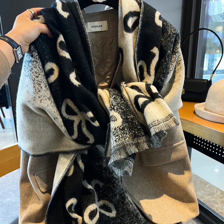 渐变韩系蝴蝶结围巾女秋冬季保暖氛围感防寒围脖时髦针织围巾披肩