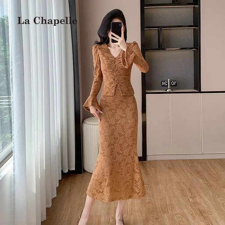 拉夏贝尔秋冬气质V领裙子修身显瘦蕾丝衫包臀半身裙两件套装女