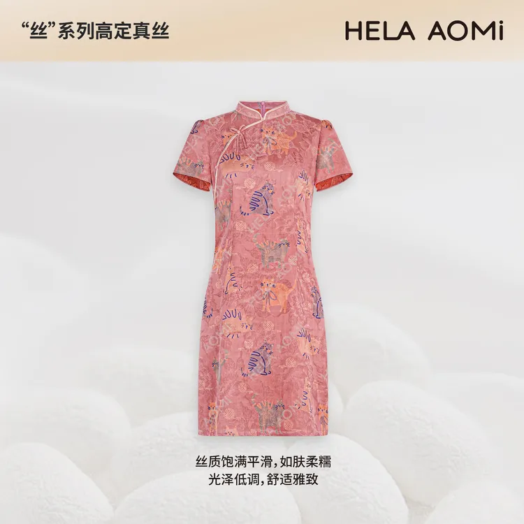 HELAAOMI “桑蚕丝100% 猫咪红云纱”斜襟盘扣猫咪连衣裙CY5BM72597